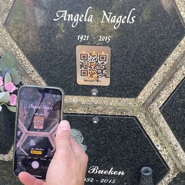 Plaque QR avec des bougies à la lueur douce