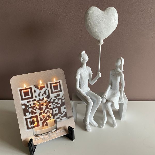 Plaque QR avec des bougies à la lueur douce