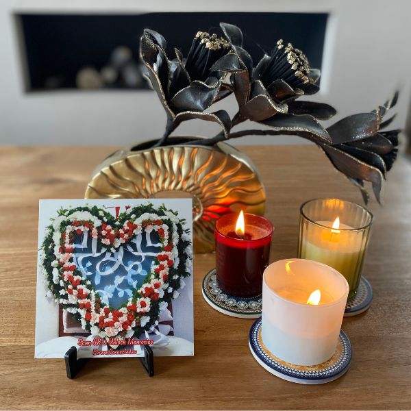 QR hartvormige bloemenkrans met felwitte rozen, Aziatische lelies, mini-anjers en kussenpompons