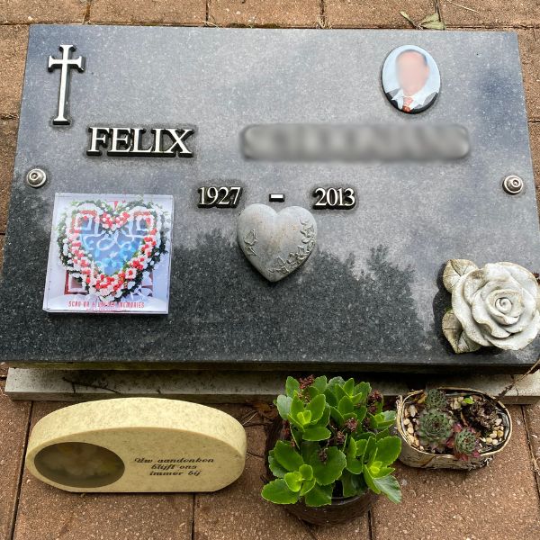 Couronne de roses blanches : Pack commémoratif complet (Page souvenir en ligne et souvenir QR d’intérieur)