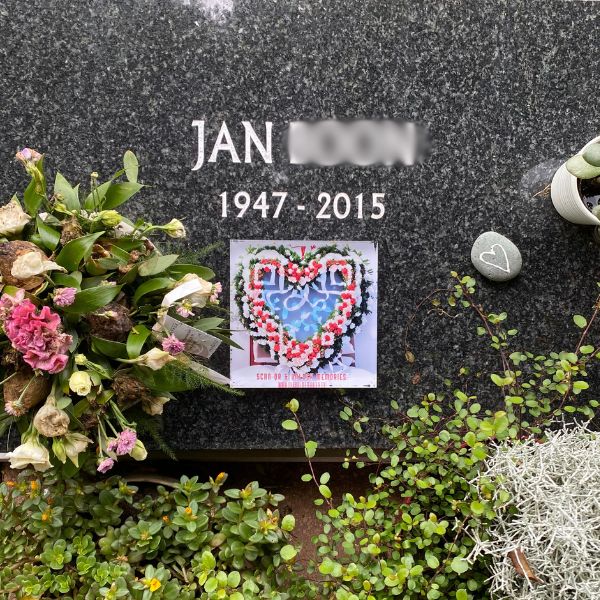 QR hartvormige bloemenkrans met felwitte rozen, Aziatische lelies, mini-anjers en kussenpompons