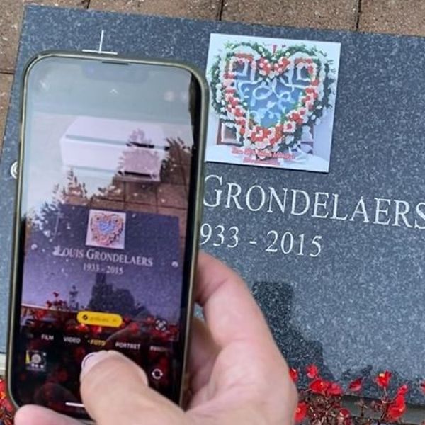 QR hartvormige bloemenkrans met felwitte rozen, Aziatische lelies, mini-anjers en kussenpompons