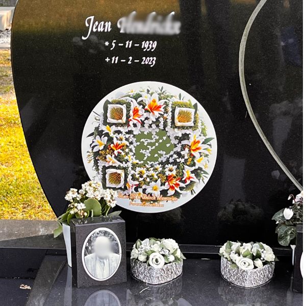 QR Bloemenkrans met roze rozen, roze anjers, roze asters, witte chrysanten, witte anjers en gipskruid
