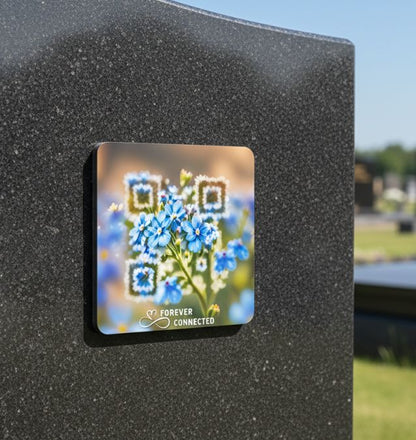 Aluminium gedenkplaatje met vergeet-mij-nietje (myosotis) motief en geïntegreerde QR-code + digitale gedenkpagina
